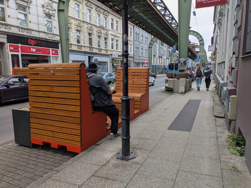 An den Parklets können Passanten eine kurze Pause einlegen.